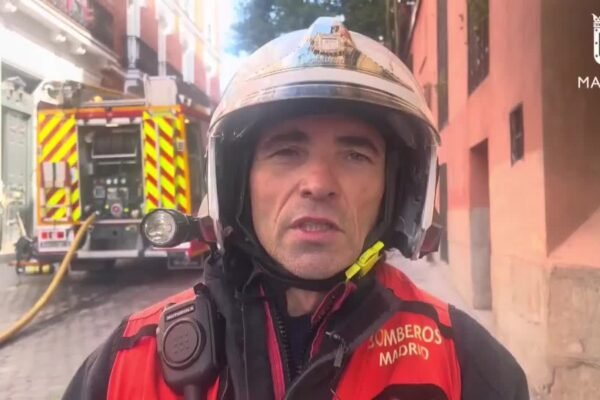 Incendio en aparcamiento de Madrid: dos coches arden en el centro. Arden dos coches en un pequeño aparcamiento privado del centro de Madrid