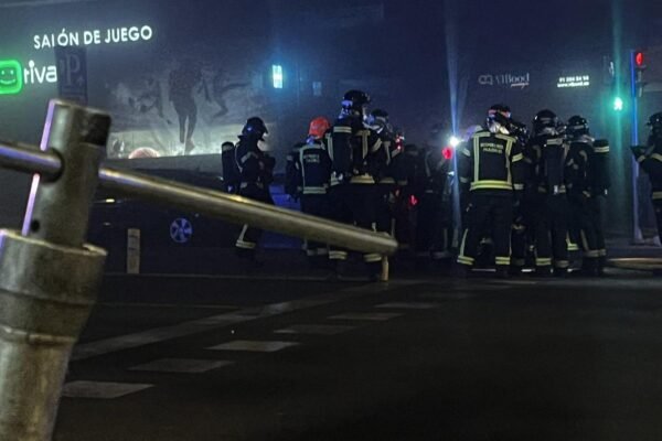 Los bomberos, en la zona donde se ha registrado el incendio.