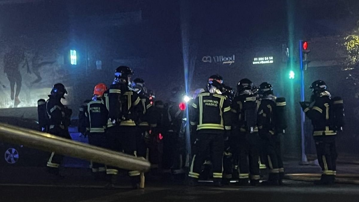 así ha sido el incendio que ha quemado seis vehículos en este párking de Madrid
