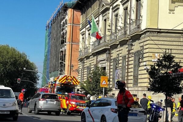 Incendio en semisótano del centro de Madrid extinguido por Bomberos sin heridos Los bomberos sofocan un incendio de dos vehículos en un semisótano en el centro de Madrid