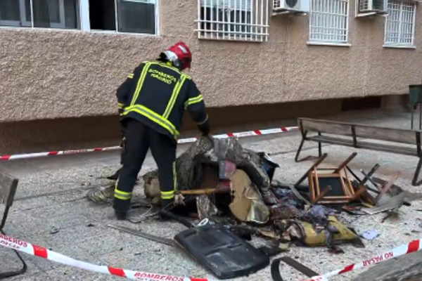 Una mujer herida grave por quemaduras y un hombre intoxicado por humo en un incendio en su vivienda en Latina