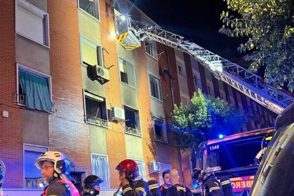 Incendio en vivienda de Puente de Vallecas deja siete intoxicados por humo El incendio de una vivienda en Puente de Vallecas deja siete intoxicados por humo