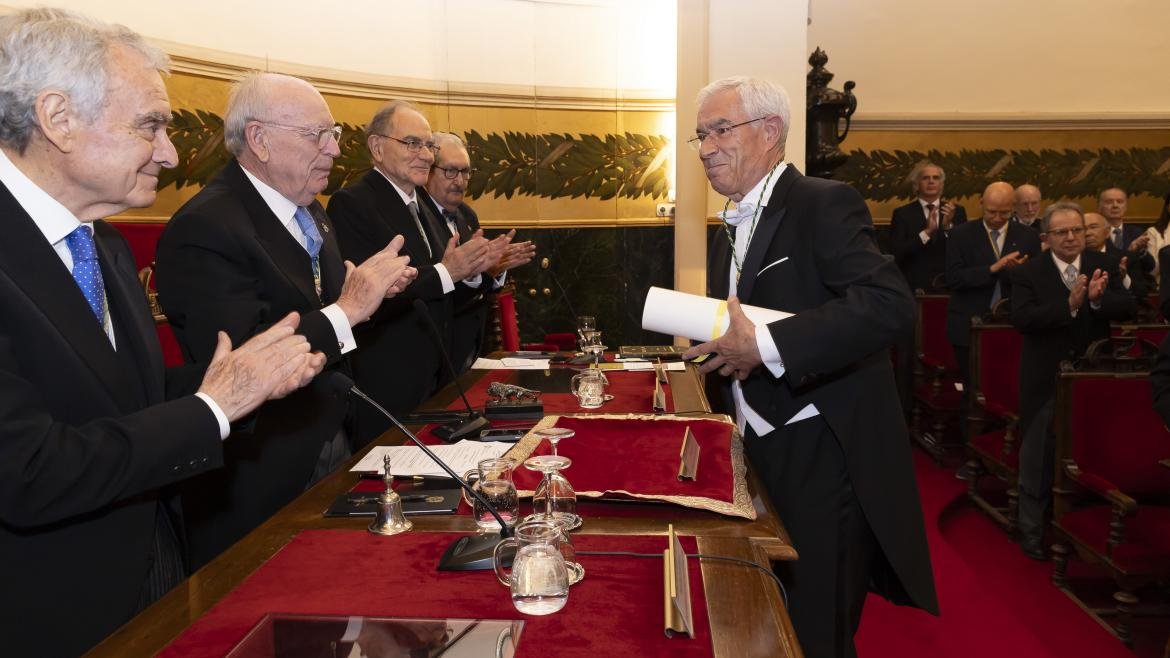 Emilio Bouza toma posesión como académico
