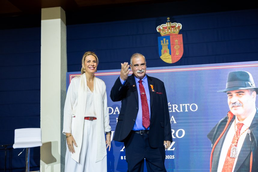 La alcaldesa entrega al cantaor flamenco y vecino de la ciudad, José Mercé, el título de Hijo Adoptivo