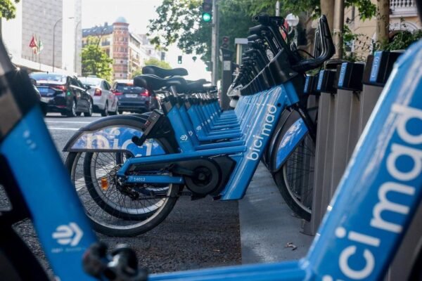 Un joven de 17 a&ntilde;os en estado cr&iacute;tico tras ser atropellado en Montecarmelo mientras usaba una bicicleta de Bicimad