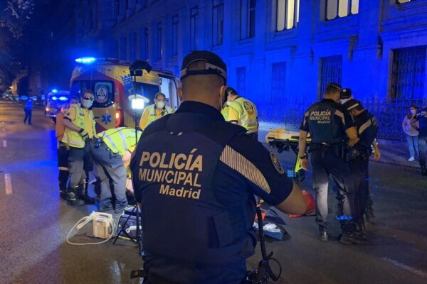 Joven herido grave tras ser atropellado en Tetuán; conductor se da a la fuga. Herido de gravedad un joven tras ser atropellado en Madrid por un turismo cuyo conductor se ha dado a la fuga