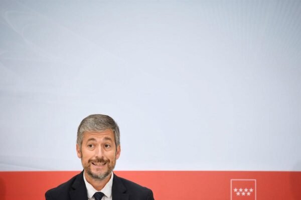 La Comunidad de Madrid ha identificado hasta el momento 40 fallos en el funcionamiento de las pulseras telemáticas utilizadas para proteger a mujeres víctimas de violencia, lo que ha llevado al Gobierno autonómico a solicitar al Gobierno de Pedro Sánchez más recursos y garantías para atender adecuadamente a las afectadas.
El consejero de Presidencia, Justicia y Administración Local, Miguel Ángel García Martín, y la consejera de Familia, Juventud y Asuntos Sociales, Ana Dávila, han hecho esta petición después de una reunión extraordinaria del Observatorio de Víctimas de la violencia machista, convocada de manera urgente por la propia Administración regional.
La preocupación en la Comunidad ha aumentado tras conocerse la advertencia incluida en la última Memoria de la Fiscalía General del Estado, que alertaba de absoluciones en procedimientos judiciales debido a fallos reiterados en los dispositivos de control. «Las pulseras no están funcionando y no están cumpliendo con las necesidades de las mujeres», ha denunciado García Martín, quien ha exigido al Gobierno una rendición de cuentas inmediata.
Los fallos detectados se han producido en oficinas, servicios de emergencia y atención telefónica. Según los datos proporcionados por el consejero, seis de los fallos se han registrado en las Oficinas de Asistencia a Víctimas de Delitos, dependientes de su departamento, mientras que otros 31 han sido reportados por la Agencia de Seguridad y Emergencias Madrid 112, y tres adicionales a través del servicio de atención 012 Mujer. A pesar de que se han documentado 40 incidencias en la región, el Ejecutivo madrileño advierte que podrían ser más. «Tememos que estas cifras sigan aumentando si no se toman soluciones urgentes», ha señalado García Martín.
Desde Madrid se ha solicitado al Gobierno que no vuelva a fallar en la protección de las víctimas. La Comunidad insiste en que se trata de un tema de máxima gravedad que afecta directamente a la integridad de mujeres que cuentan con medidas judiciales de protección. Por ello, han instado al Ejecutivo central a proporcionar no solo recursos, sino también un compromiso real para garantizar la fiabilidad del sistema. «No podemos permitir que esto vuelva a suceder», ha subrayado el portavoz regional, lamentando que se haya llegado a esta situación por negligencias técnicas que podrían haberse evitado con una gestión más rigurosa por parte del Ministerio competente. Madrid solicita más recursos al Gobierno por fallos en pulseras telemáticas. La Comunidad detecta 40 fallos en pulseras telemáticas y exige al Gobierno que garantice su eficacia