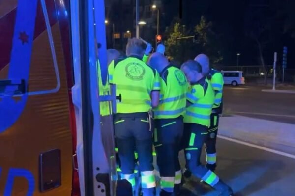 Un motorista pierde una pierna tras chocar contra un taxi que se da a la fuga en Madrid