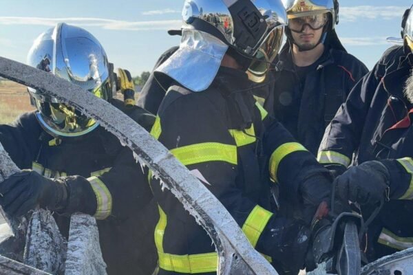 Muere conductor de furgoneta tras choque con camión en M-410 en Parla. Los bomberos manipulando el coche accidentado en la M-410.