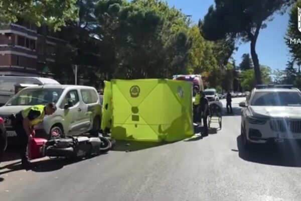 Muere joven de 30 años al perder control de moto de alquiler en Madrid. Muere un joven de 30 años tras perder el control de la moto de alquiler que conducía