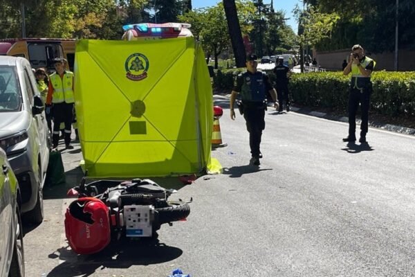 Muere un motorista de 30 años en Arturo Soria tras perder el control y chocar contra dos vehículos