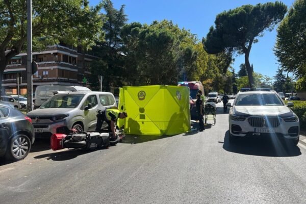 Muere un joven motorista tras perder el control y chocar con varios coches en Arturo Soria. Muere un motorista tras perder el control y colisionar con varios coches en Arturo Soria