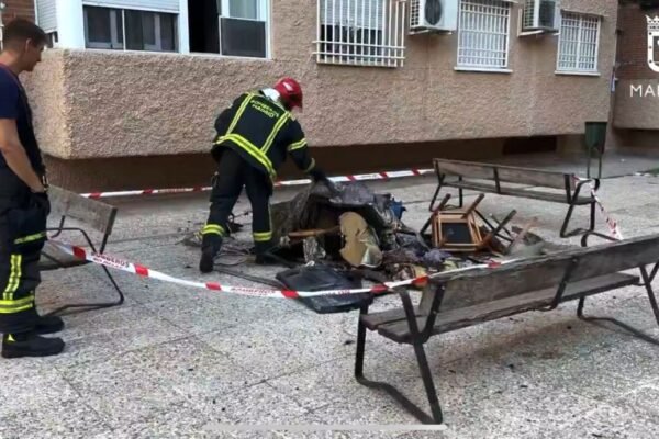 Una mujer grave tras incendiarse su vivienda en la calle Rafael Finat - Servimedia