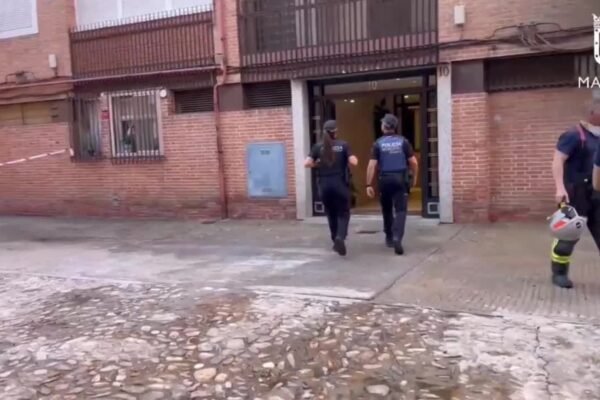 Una mujer herida con quemaduras leves en el incendio de una vivienda en Madrid
