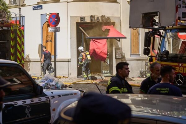 Nueve bomberos heridos, dos graves, en incendio de restaurante en Madrid. Nueve bomberos heridos, dos de ellos graves, en el incendio de un restaurante en Madrid