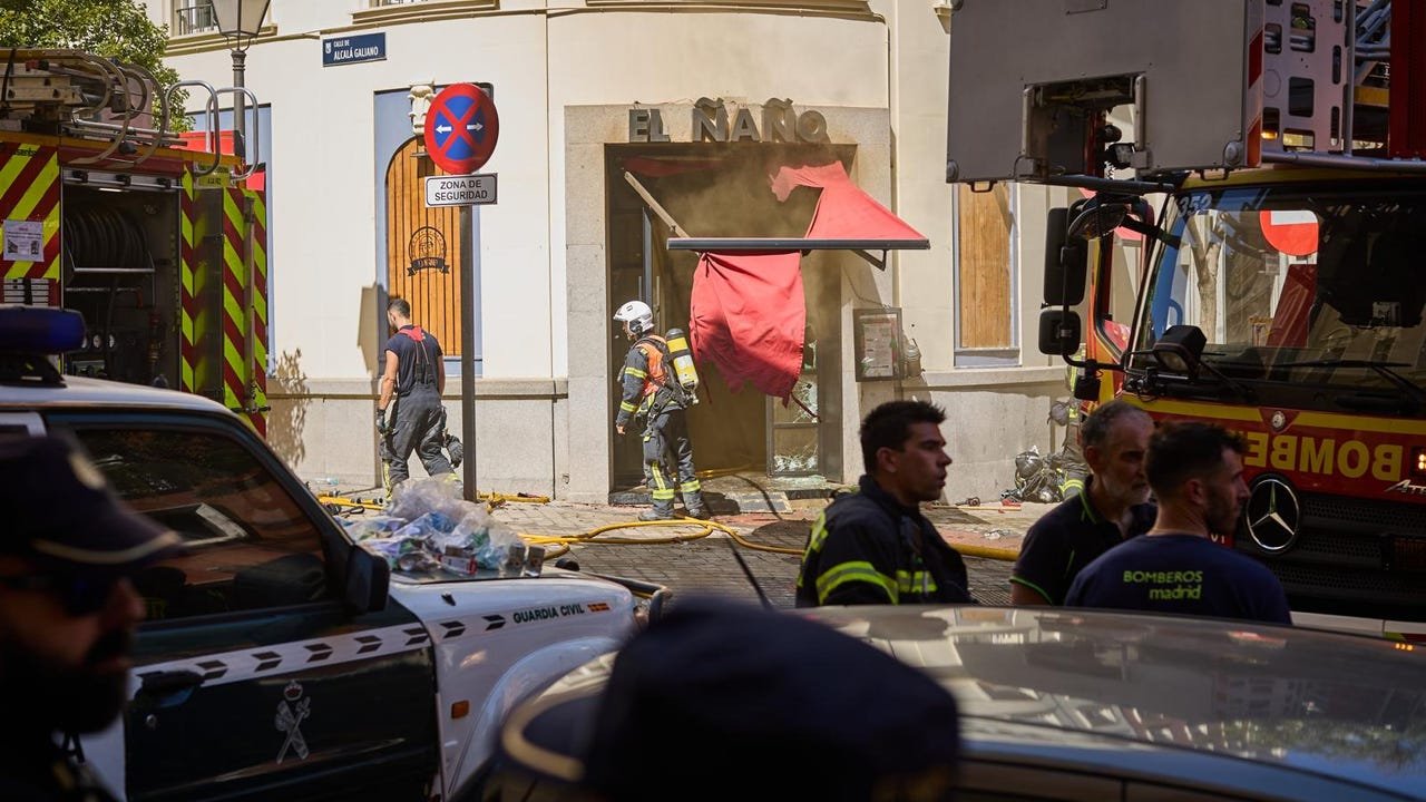 Nueve bomberos heridos, dos de ellos graves, en el incendio de un restaurante en Madrid