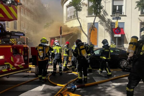 Nueve bomberos resultan heridos al sofocar incendio en restaurante de Chamberí. Un incendio en un restaurante de Chamberí deja nueve bomberos heridos, dos graves, al sofocar las llamas