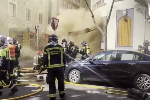 Nueve bomberos heridos, dos de ellos graves, en un incendio en un restaurante en Madrid