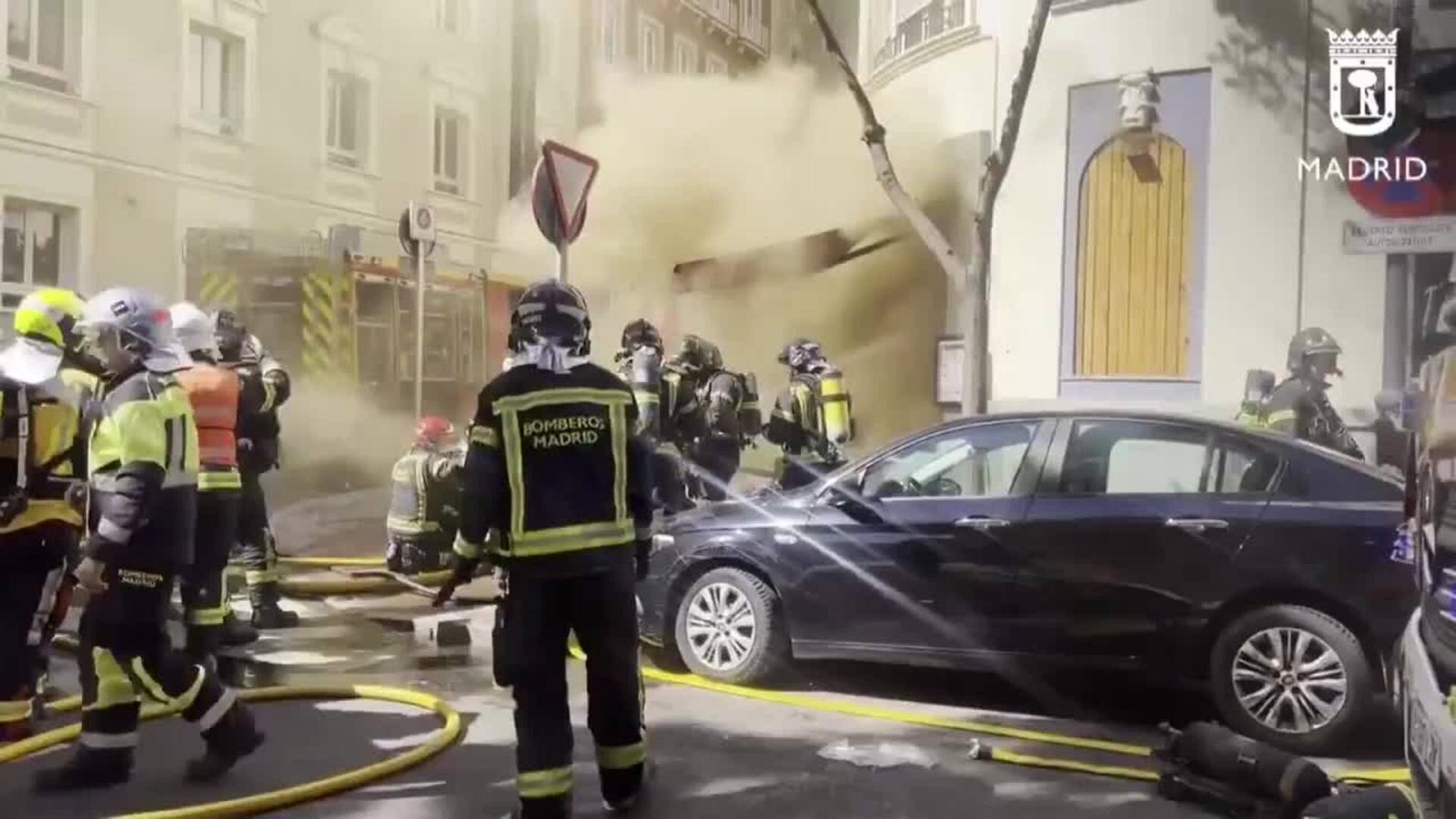 Nueve bomberos heridos, dos de ellos graves, en un incendio en un restaurante en Madrid
