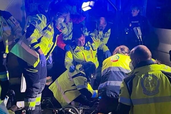 Pelea en una discoteca de La Elipa deja dos heridos leves y alarma vecinal en Madrid