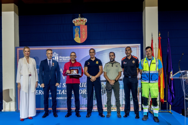 Reconocimiento a la agencia 112 por su labor en seguridad y emergencias en Pozuelo de Alarcón. Pozuelo de Alarcón entrega la Medalla al Mérito de la Villa a la agencia de seguridad y emergencias del 112