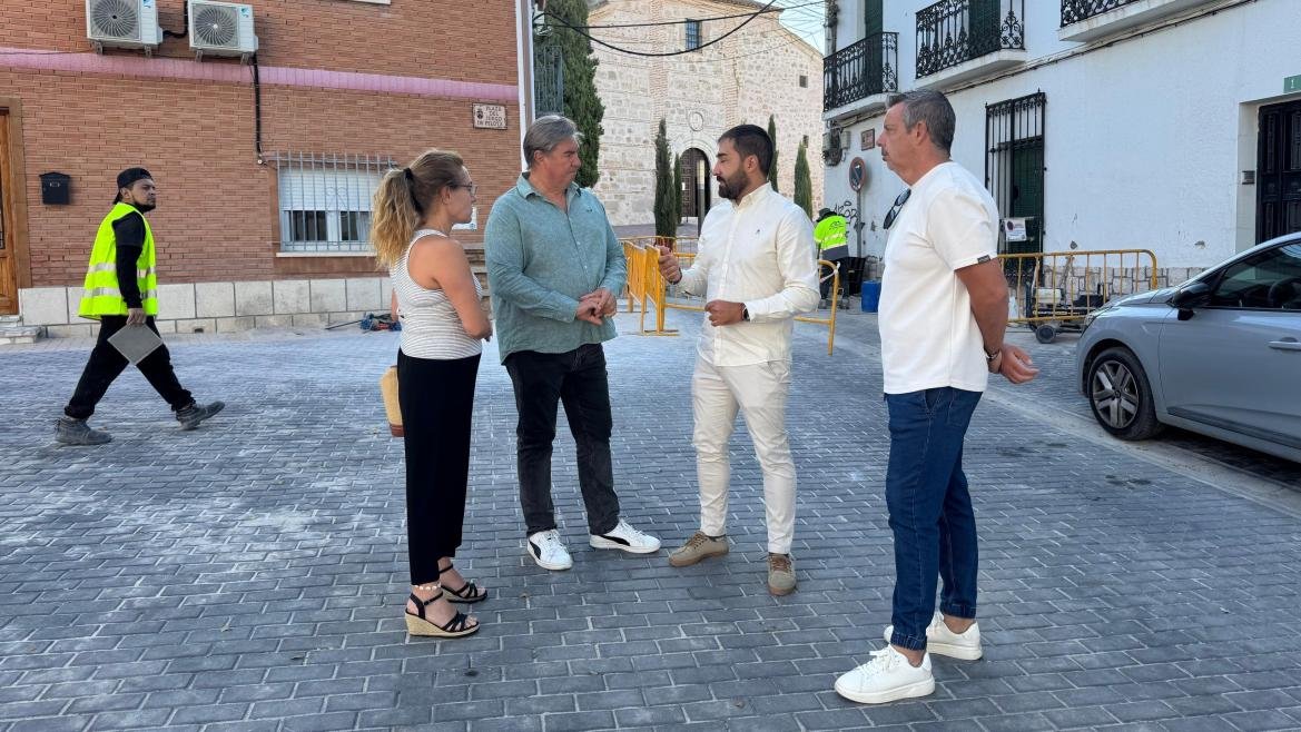 El viceconsejero José Antonio Sánchez durante su visita a Torres de la Alameda