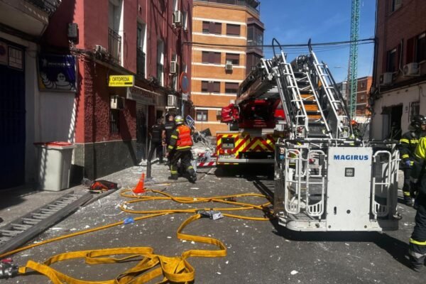 Localizada una segunda víctima mortal bajo los escombros de la explosión en Puente de Vallecas