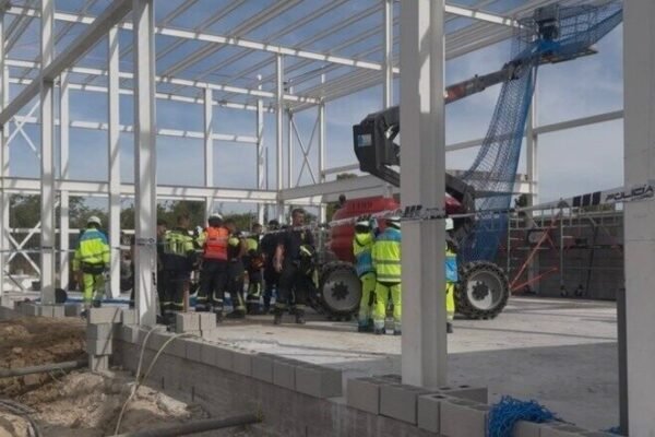 Trabajador de 39 años muere en accidente laboral en Barajas. Muere un trabajador de 39 años en un accidente laboral en Barajas tras quedar atrapado en una obra