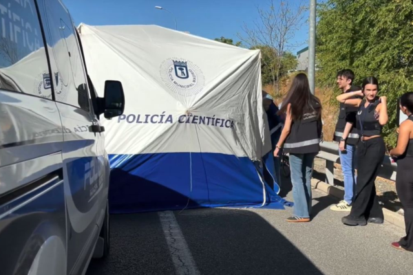 Un ciclista muere tras chocar contra un camión de limpieza en el distrito de Barajas