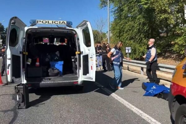 Trágico Accidente en Barajas: Ciclista de 73 Años Muere Tras Chocar con Camión de Limpieza