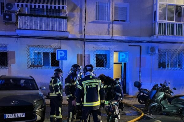 Un fallecido y un herido leve por inhalación de humo en incendio en la Latina. Un incendio en la Latina deja a un fallecido y un herido