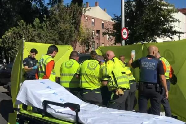 Un trágico accidente se produjo en Arturo Soria cuando un motorista chocó contra dos vehículos, resultando en su fallecimiento. Un motorista fallece en Arturo Soria tras colisionar contra dos vehículos