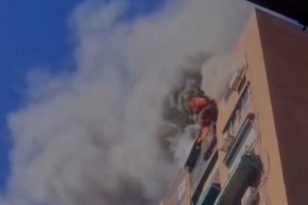 Una mujer sufrió quemaduras leves y una crisis de ansiedad como resultado de un incendio en una residencia de Moncloa-Aravaca, en Madrid, según informó Emergencias Madrid. Los Bomberos del Ayuntamiento de Madrid acudieron al edificio en la calle Valderrodrigo para controlar el fuego, que se inició en un apartamento en la última planta. Las llamas se originaron en la cocina y se extendieron hacia la terraza, afectando algunos toldos de la fachada. Afortunadamente, no hubo daños adicionales en otras viviendas. Tras extinguir el incendio, los bomberos inspeccionaron todas las viviendas y ventilacionaron el edificio debido al humo. La mujer afectada, que presentaba quemaduras leves en las manos y ansiedad, recibió asistencia de Samur-Protección Civil y no requirió traslado hospitalario. La Policía Municipal de Madrid colaboró en la regulación del tráfico y en la identificación de los vecinos, mientras que Samur Social proporcionó alojamiento de emergencia a la familia afectada. Mujer con lesiones leves y ansiedad Incendio en Moncloa-Aravaca provoca quemaduras leves y ansiedad en una mujer