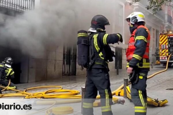 Aparatosa nube de humo en el centro histórico de Madrid por el incendio registrado en un garaje