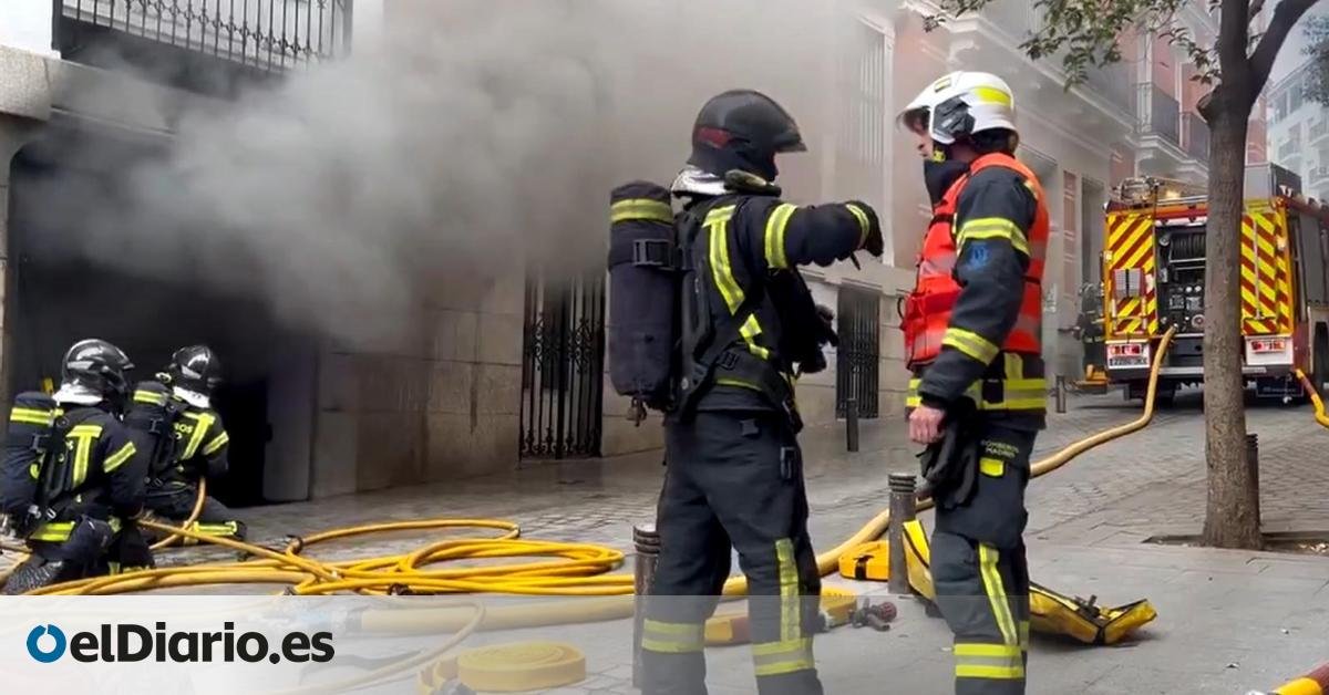 Aparatosa nube de humo en el centro histórico de Madrid por el incendio registrado en un garaje