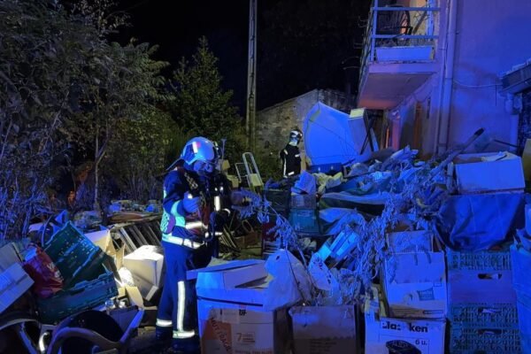 la noticia original:
Un hombre de 67 años fallece tras un incendio en su casa de Cercedilla
Trágico desenlace para un hombre de 67 años en Cercedilla, quien perdió la vida en un incendio que se desató en su vivienda. Los servicios de emergencia acudieron rápidamente al lugar, pero no pudieron salvarlo. La causa del incendio está siendo investigada por las autoridades locales. Muere un hombre de 67 años en un incendio en su vivienda de Cercedilla