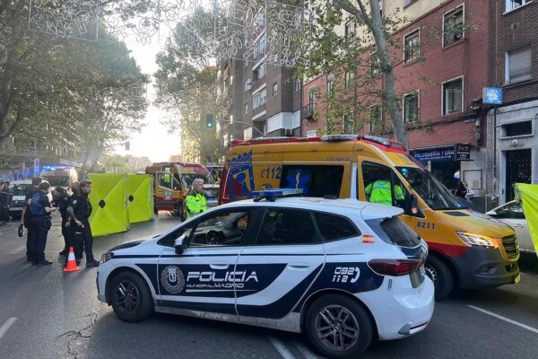 Vecinos de Carabanchel retienen a un conductor que se intent� fugar tras un doble atropello: una joven de 26 a�os ha sufrido la amputaci�n de una pierna