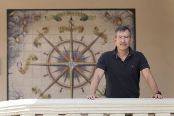 Serrano posa ante la rosa de los vientos del hotel Voramar de Benicàssim. - Antonio Pradas