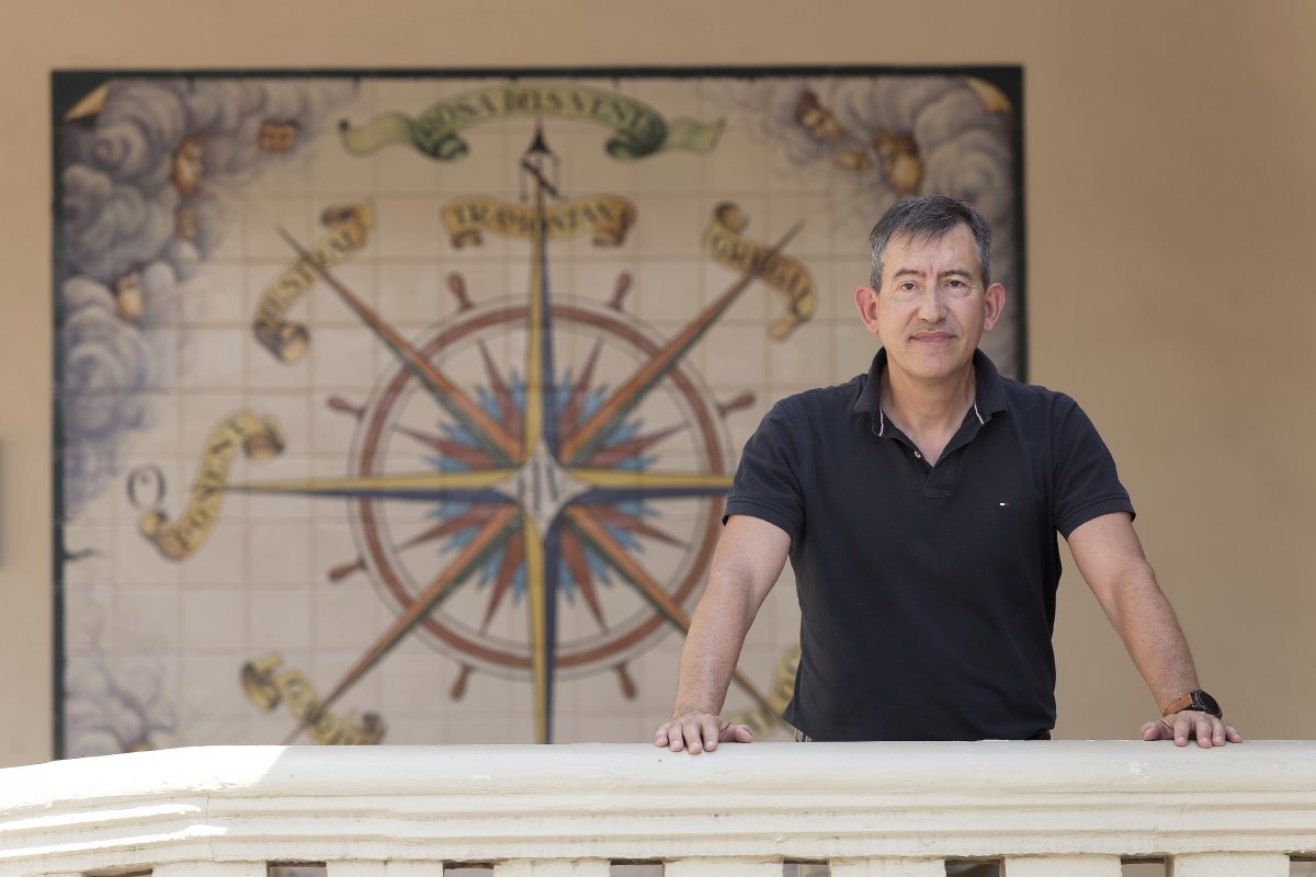 Serrano posa ante la rosa de los vientos del hotel Voramar de Benicàssim. - Antonio Pradas