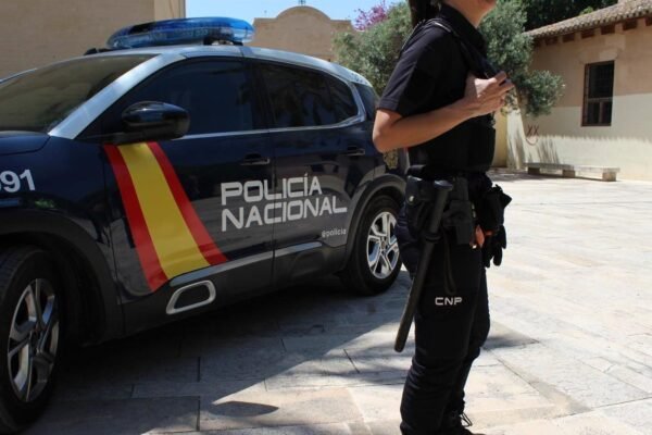 Un hombre de 45 años es arrestado por apuñalar a una mujer en Usera