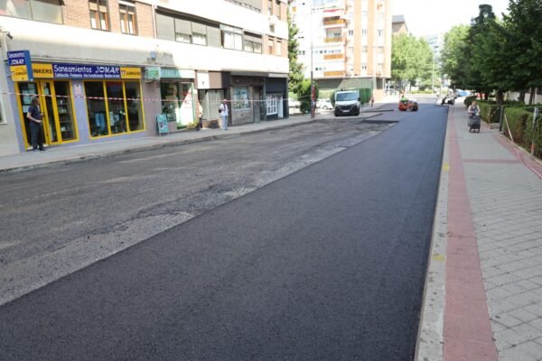 Estas mejoras en la infraestructura de la ciudad contribuyen a mejorar la calidad de vida de los ciudadanos y a potenciar la imagen de Fuenlabrada como una ciudad moderna y en constante desarrollo.
Mejora de calles de la ciudad con asfalto de polvo de caucho de neumáticos en desuso. Añadiendo durabilidad y reduciendo el ruido de vehículos. Además, se realizará el pintado y señalización de las vías.