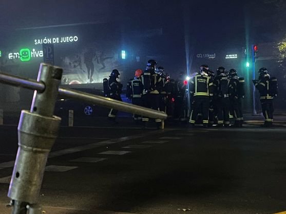 Bomberos trabajando en un incendio en un aparcamiento en Retiro