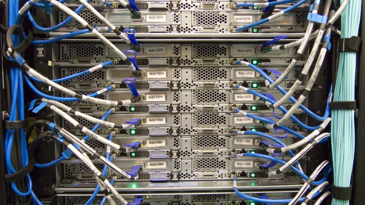Servidores interconectados con su cableado
