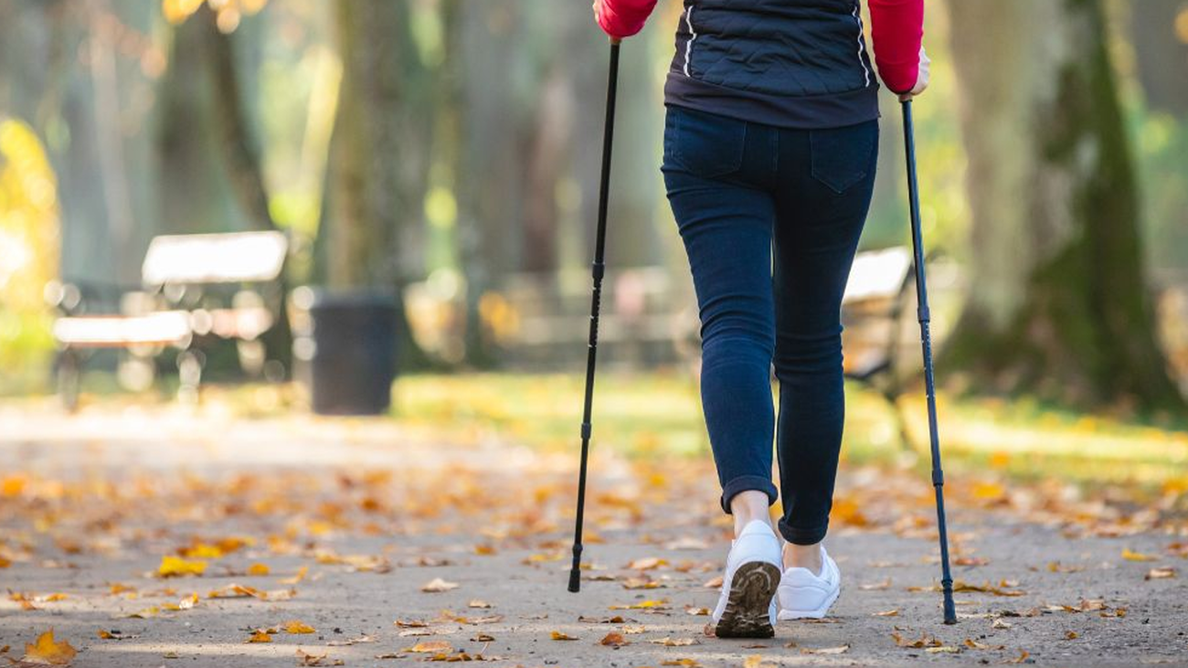 Personas practican marcha nórdica