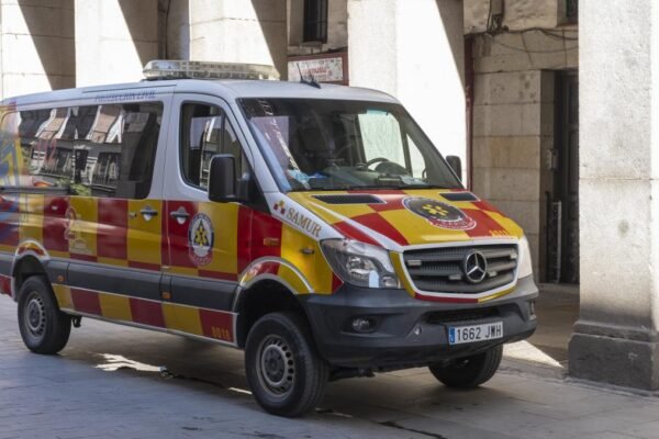 una mujer es apuñalada en el cuello en plena calle