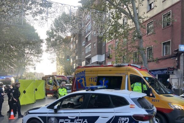 Un atropello doble destroza ambas piernas a una mujer en Carabanchel