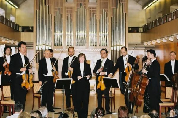 Formación de la Orquesta de Cámara Villa de Madrid durante un concierto