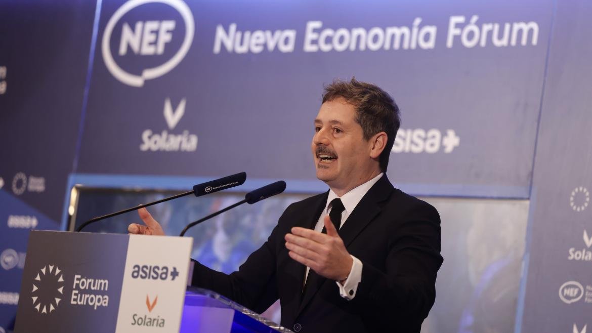 El consejero Mariano de Paco Serrano durante el desayuno