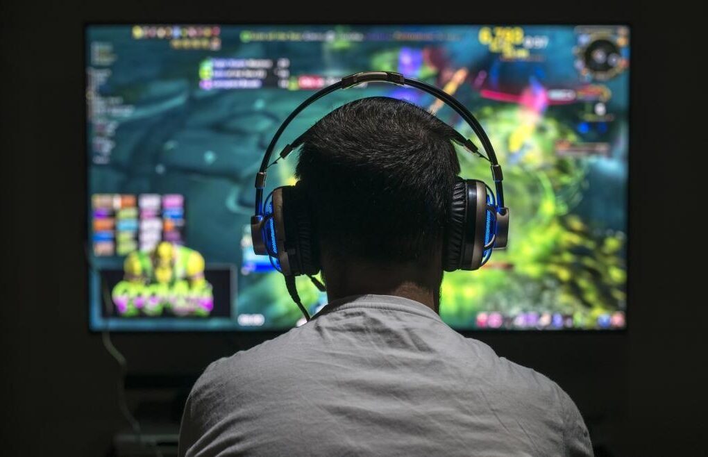 Joven jugando a la consola