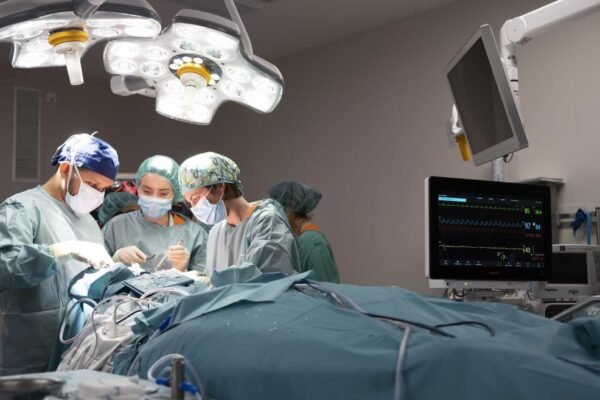 profesionales sanitarios operando en un quirófano